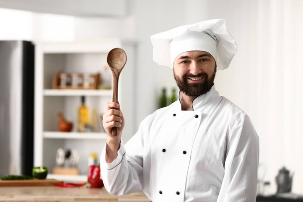 Chef maschio in cucina ristorante
 - Foto, immagini