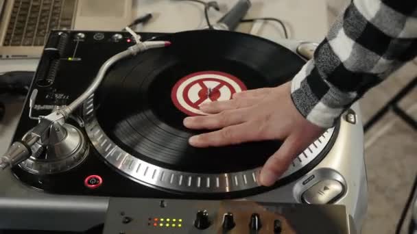 DJ вращается виниловая пластинка - Кадры, видео