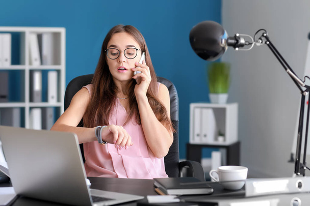 Стрессовая деловая женщина пытается уложиться в срок в офисе
 - Фото, изображение