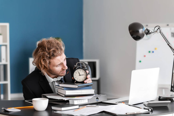 Stressed businessman missing deadlines in office - Фото, изображение