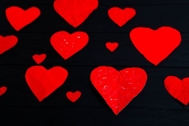 Вітальна листівка на день святого Валентина. Рукотворні серця на дерев'яному столі. Любовний фон
 - Фото, зображення