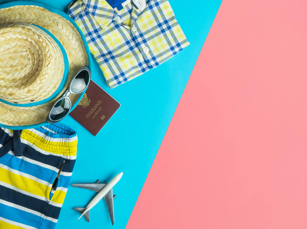 Strand zomer vakantie reizen accessoires en mode op zand en blauw roze achtergrond - Foto, afbeelding