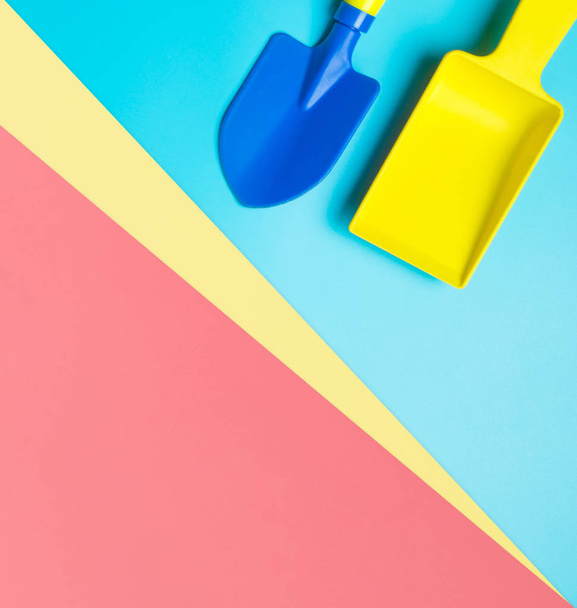 Pelle d'été en plastique coloré de sable sur l'espace de copie bleu
 - Photo, image