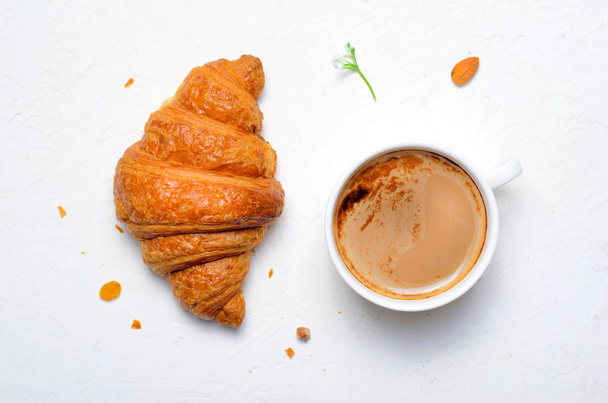 Versgebakken Croissants en koffie Cup op witte achtergrond, bovenaanzicht - Foto, afbeelding