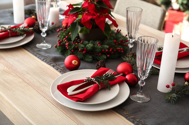 Prachtige tafel setting voor kerstdiner - Foto, afbeelding