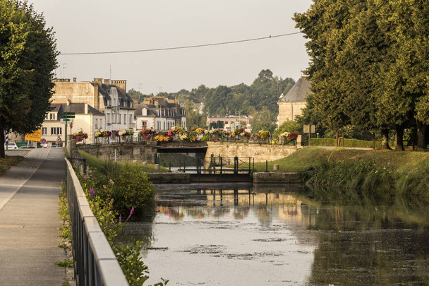 Pontivy, France. Vue sur la rivière Blavet, avec le canal de Nantes Brest, par une belle matinée d'été
 - Photo, image
