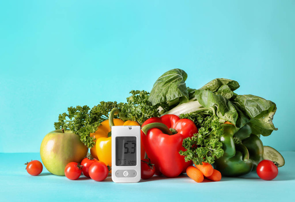 背景色の健康的な食品のデジタル glucometer。糖尿病の食事療法 - 写真・画像