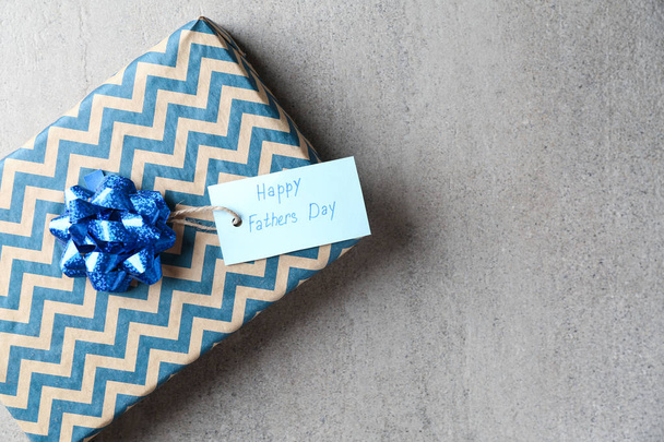 Caja de regalo para el Día del Padre sobre fondo gris
 - Foto, Imagen