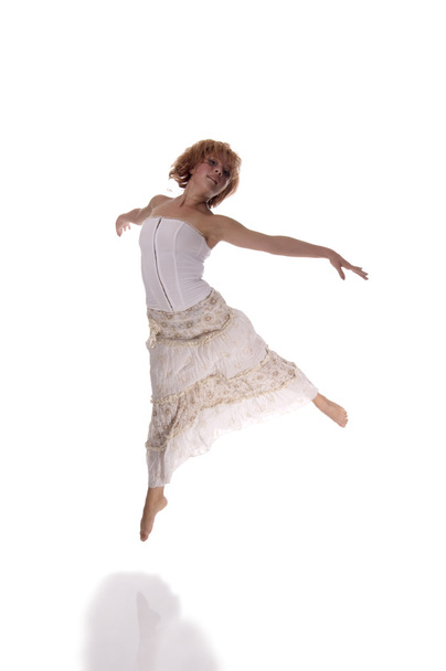 Dançarina de cabelos vermelhos em branco
 - Foto, Imagem