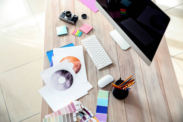 Posto di lavoro moderno di designer in ufficio
 - Foto, immagini