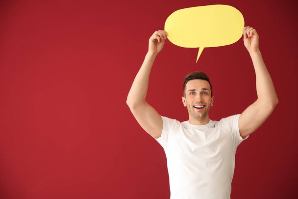 Young man with speech bubble on color background - Foto, Bild