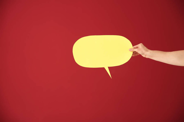 Αρσενική χέρι με συννεφάκι ομιλίας σε χρώμα φόντου - Φωτογραφία, εικόνα