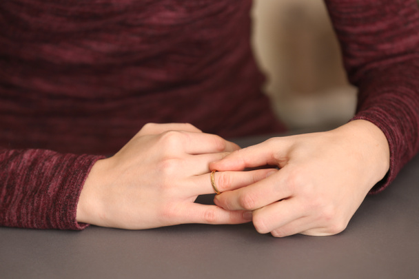 Femme essayant de lui glisser une bague du doigt, gros plan. Notion de divorce
 - Photo, image