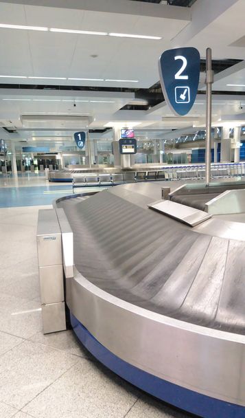 Fém poggyász öv repülőtéren senki, elölnézet - Fotó, kép