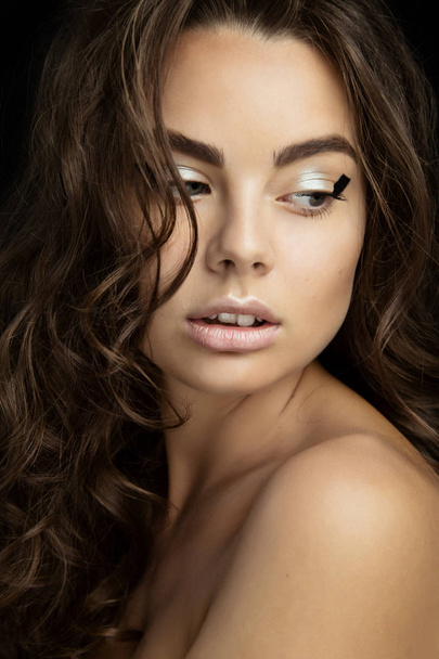 Portrét krásné brunetka s módní make-up s černá tužka na oči - Fotografie, Obrázek
