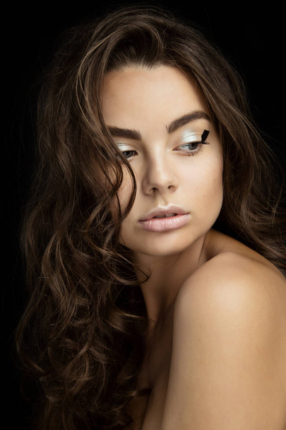 Portrait d'une belle fille brune avec maquillage de mode avec eye-liner noir
 - Photo, image