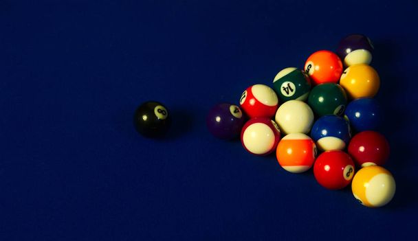 Fekete medence labda közvetlen a többi golyó a biliárd asztal sorozata - Fotó, kép