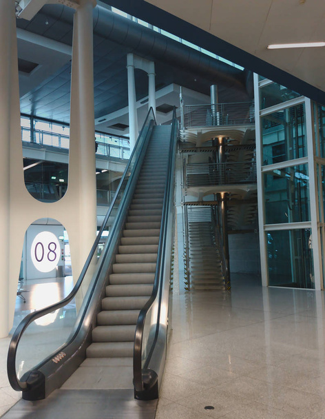 Μεταλλικά κυλιόμενες σκάλες στο αεροδρόμιο, στο ασανσέρ και πύλη αριθμός οκτώ, κανείς δεν - Φωτογραφία, εικόνα
