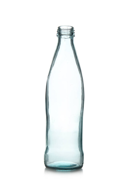 gebrauchte Glasflasche auf weißem Hintergrund. Recyclingkonzept - Foto, Bild