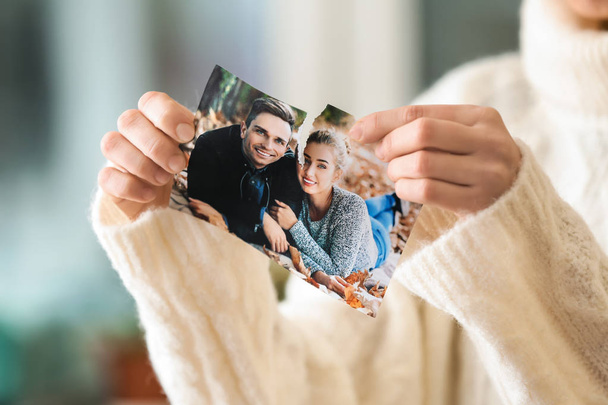 Donna che strappa foto di coppia felice, primo piano. Concetto di divorzio
 - Foto, immagini