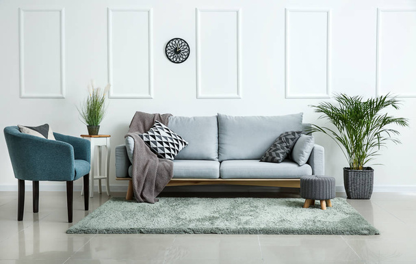 Стильная мягкая мебель в интерьере гостиной
 - Фото, изображение