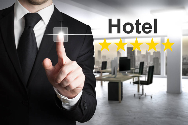 бізнесмен в сучасному офісі штовхає сенсорний екран готель рейтингові зірки
 - Фото, зображення