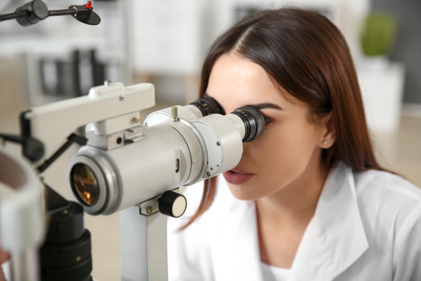 Female ophthalmologist working in clinic - Foto, Imagem
