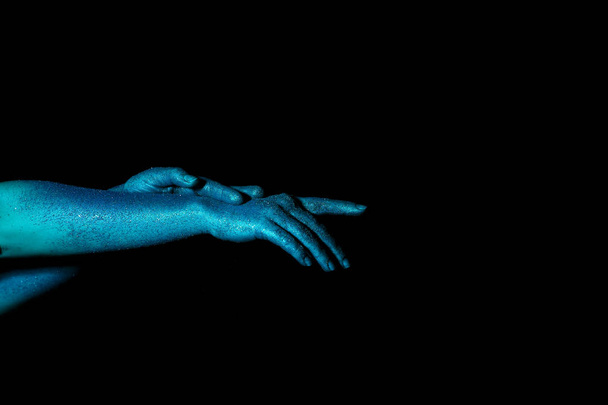 Maloval ženské ruce na tmavém pozadí - Fotografie, Obrázek