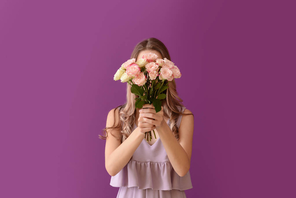 Beautiful young woman with bouquet of flowers on color background - Foto, Imagem