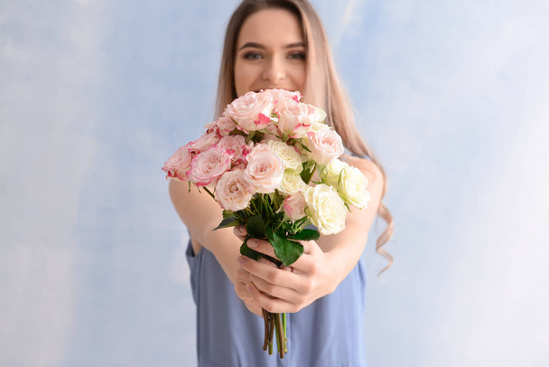 Gyönyörű fiatal nő, csokor virág szín háttér - Fotó, kép