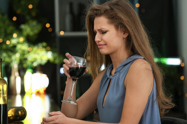Депрессивная женщина пьет алкоголь в пабе
 - Фото, изображение