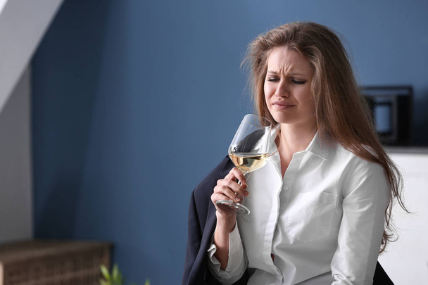 καταθλιπτική γυναίκα που πίνει αλκοόλ στο σπίτι - Φωτογραφία, εικόνα