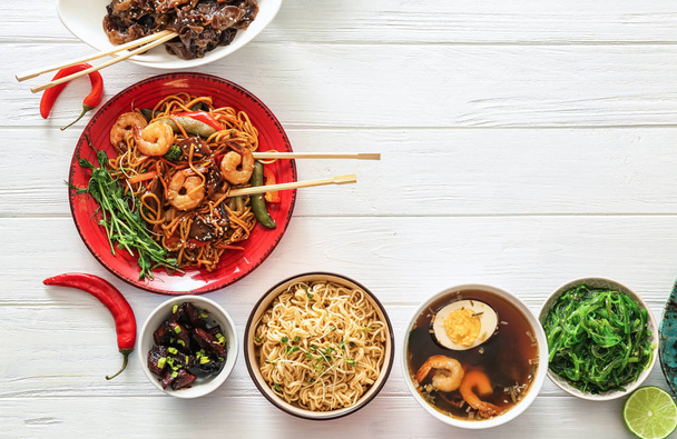 Választék-ból kínai étel a fehér fa asztal - Fotó, kép
