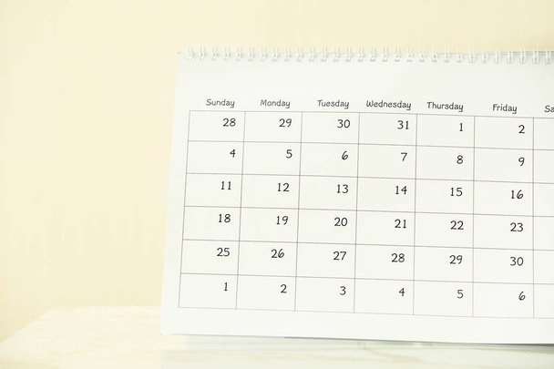 Kalender auf dem Tisch blättern - Foto, Bild