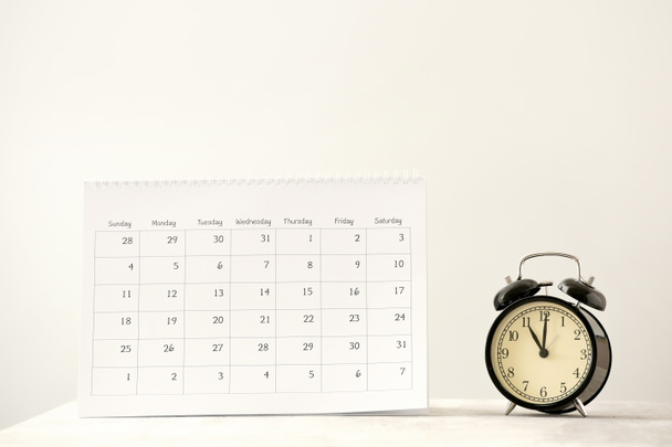 Kalender auf dem Tisch blättern - Foto, Bild