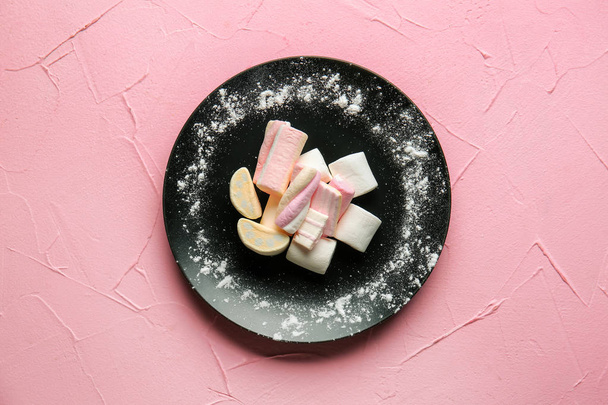 Plaka renk arka plan üzerinde lezzetli marshmallow ile - Fotoğraf, Görsel