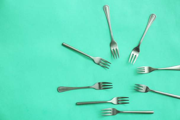 Set di forchette su sfondo a colori
 - Foto, immagini