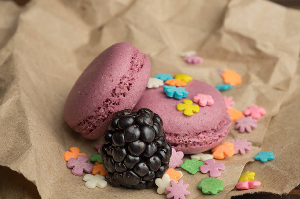 Colorful macaroons on the dark wooden table. Sweet macarons. Top view - Foto, Imagem