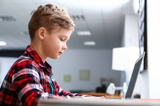 Netter Junge spielt Videospiel auf Laptop zu Hause - Foto, Bild