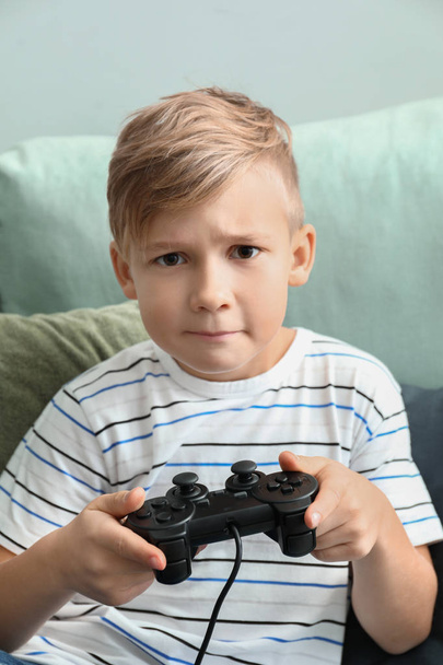 Bonito menino emocional jogar videogame em casa
 - Foto, Imagem