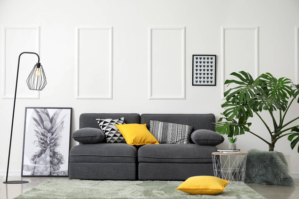 Elegante interior de la sala de estar con cómodo sofá gris - Foto, Imagen