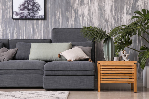 Elegante interno del soggiorno con comodo divano grigio - Foto, immagini