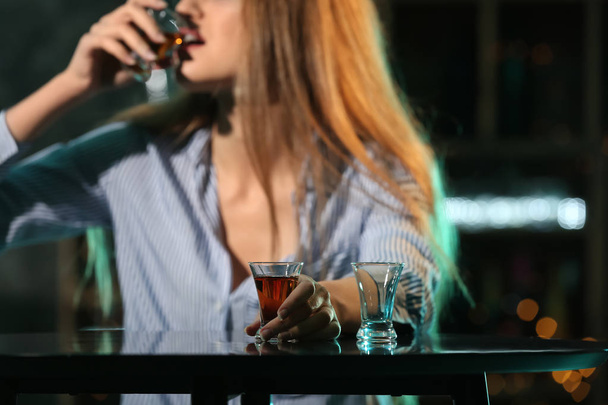 Jeune femme buvant de l'alcool au bar
 - Photo, image