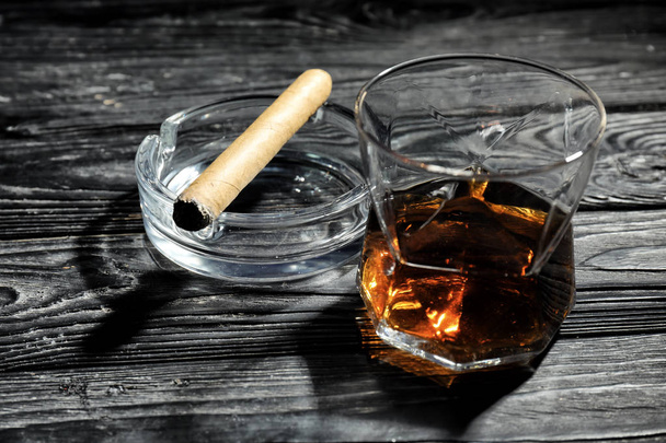 sklenice whisky a doutníku na dřevěném stole - Fotografie, Obrázek