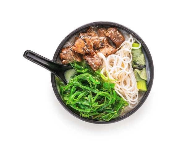 Heerlijke Chinese soep in kom op witte achtergrond - Foto, afbeelding