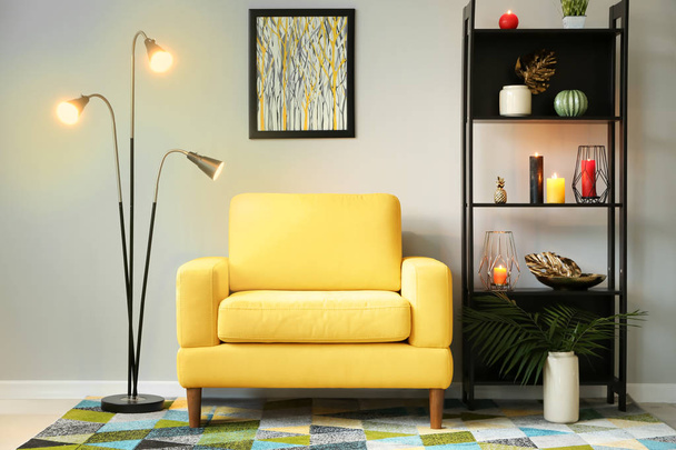 Сучасний інтер'єр кімнати з яскравим кріслом
 - Фото, зображення