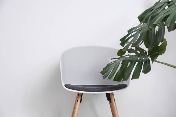 Bílá židle s zelené tropické listy v na světlé pozadí - Fotografie, Obrázek