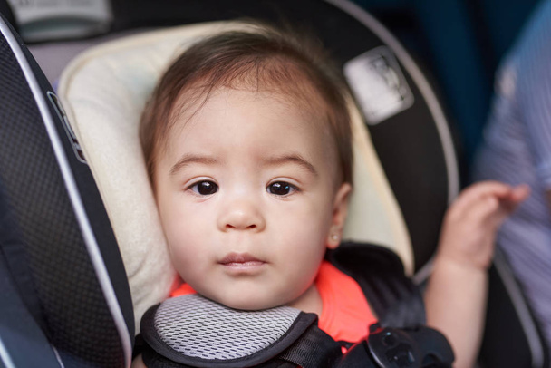 Meisje van de baby beschermd met autostoel - Foto, afbeelding