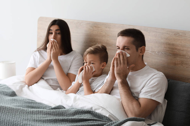 Familie zu Hause an Grippe erkrankt - Foto, Bild