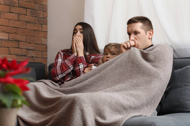 Perhe sairas flunssa kotona
 - Valokuva, kuva